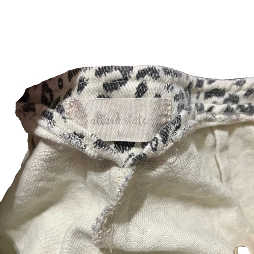 Altar’d State Size Large 100% Cotton Jean-Like Shorts Animal Print Zipper Pocket - Picture 3 of 3